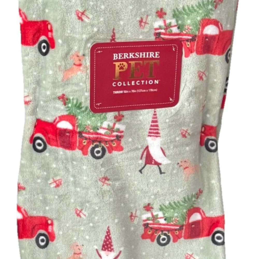 BERKSHIRE CHRISTMAS HOLIDAY THROW BLANKET W/ SANTA DOGS TRUCKS TREES PRESENTS
